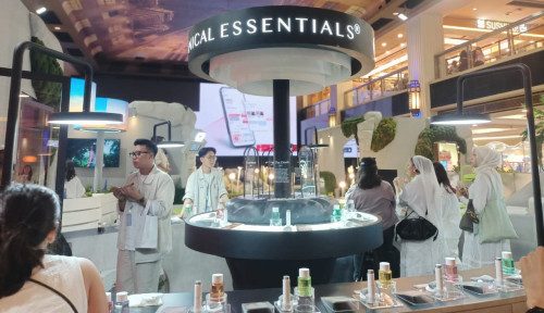 Guests at the Botanical Essentials counter inside the Scentarium mall installation