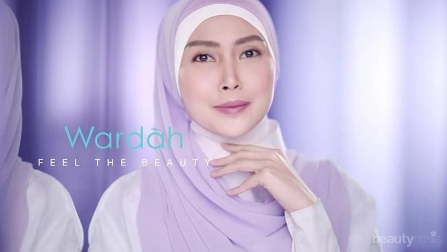 A Wardah model in a lilac hijab touching her cheek beside the Feel the Beauty tagline