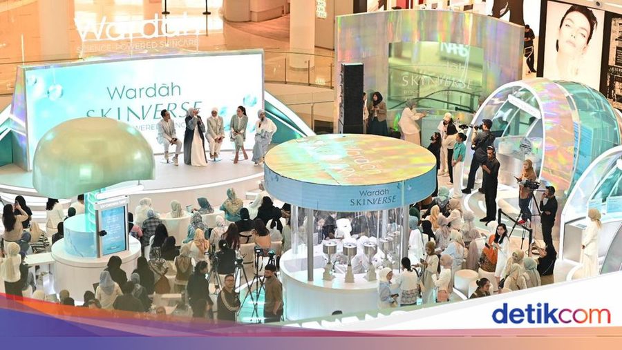 An overhead view of visitors exploring the Wardah Skinverse exhibition in a mall atrium