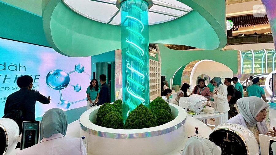 A green column wrapped in moss at the centre of the Wardah Skinverse pavilion